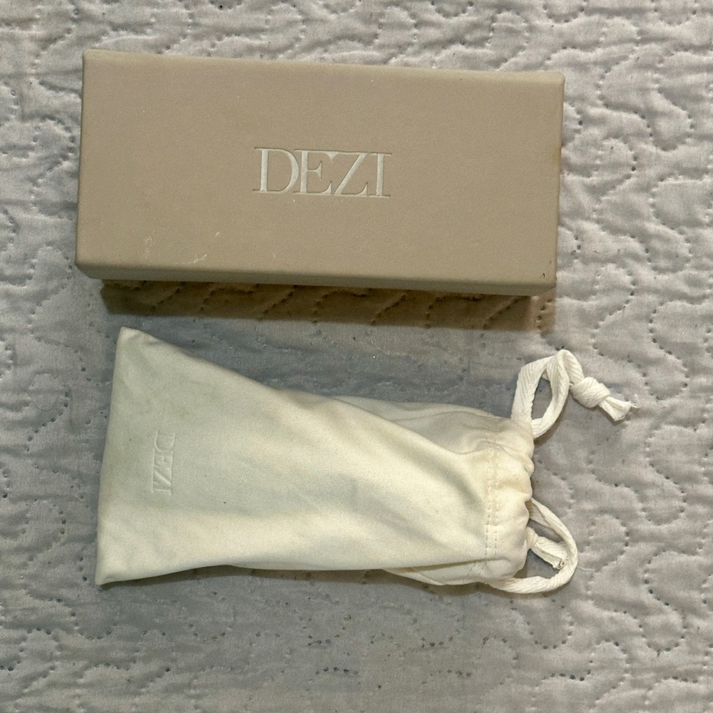 DEZI Sunglasses with Cream Case
